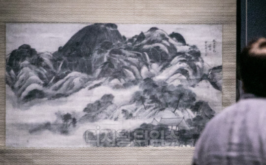 20일 서울 용산구 국립중앙박물관에서 열린 '위대한 문화유산을 함께 누리다 - 故 이건희 회장 기증 명품전' 언론 공개회에서 참석자들이 겸재 정선의 최고 걸작 '인왕제색도'를 살펴보고 있다. 박동욱기자 fufus@